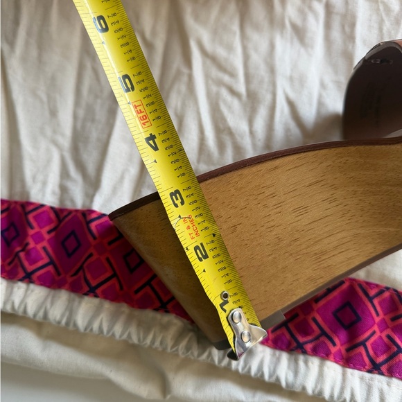 Tory Burch INES 80MM WEDGE SLIDE
CALF LEATHER/METALLIC VEG
LEATHER
SIZE US 7 - Picture 6 of 13